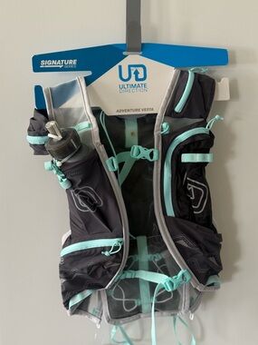 Ultimate Direction Adventure Vesta Hydration Vest in Charcoal with Mint Accents